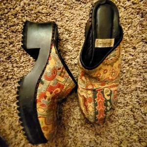 Wooden platform clogs